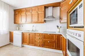 雪櫃、微波爐、焗爐、洗碗機