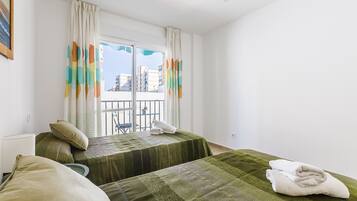 3 slaapkamers, een strijkplank/strijkijzer, beddengoed