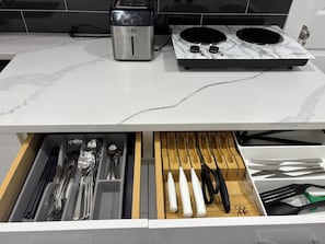 Réfrigérateur, four à micro-ondes, surface de cuisson, cafetière-théière