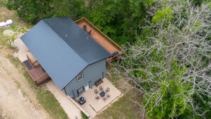 Luchtbeeld van een huis met een blauw dak, een terras en een patio met tuinmeubilair.