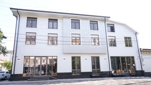 低刺激性寝具、ミニバー、デスク、ノートパソコン用作業スペース
