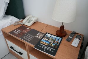 Een bureau, een laptopwerkplek, gratis wifi