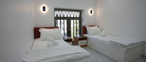 Escritorio, espacio para trabajar con laptop y wifi gratis