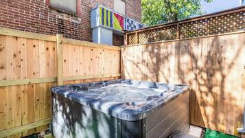 Tina de hidromasaje al aire libre