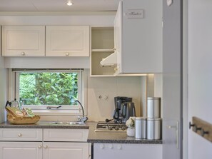 Kühlschrank, Mikrowelle, Herdplatte, Wasserkocher mit Kaffee-/Teezubehör
