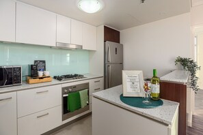 Apartamento design, 2 quartos, sacada, vista para o rio | Cozinha privada | Máquina de café expresso, cafeteira/chaleira, chaleira elétrica