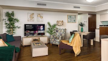 Design-Apartment, 2 Schlafzimmer, Balkon, Flussblick | Wohnbereich | Flachbildfernseher, DVD-Player