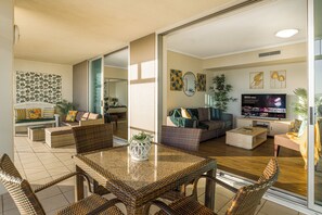 Departamento de diseñador, 2 habitaciones, balcón, vista al río | Área de sala de estar | Televisión de pantalla plana, Netflix y servicios de streaming