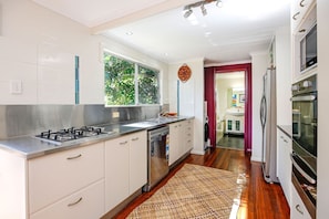 Micro-ondes, four, plaque de cuisson, lave-vaisselle