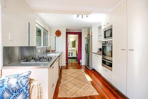 Mikrobølgeovn, ovn, kokeplater og oppvaskmaskin