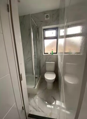 Douche, serviettes fournies