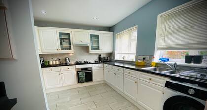 Modern-PetFriendly-privateGarden-Family-20MinToLDN