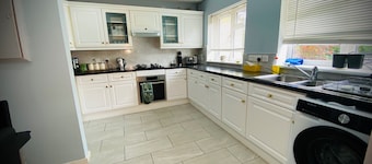 Modern-PetFriendly-privateGarden-Family-20MinToLDN