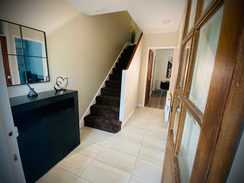 Modern-PetFriendly-privateGarden-Family-20MinToLDN