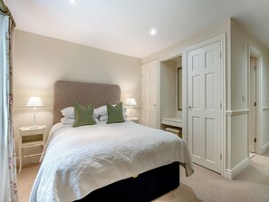 4 bedrooms, WiFi (free), bed sheets