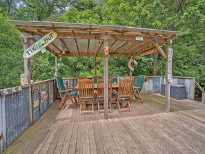Outdoor dining - 4 bedroom accommodation in Cwmdu, near Crickhowell (Cwmdu, near Crickhowell)
