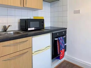 Een koelkast, een microgolfoven, een oven, een kookplaat