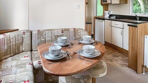 Une petite cuisine équipée d’un four à micro-ondes, d’un évier et de placards.