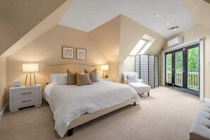 3 bedrooms, desk, iron/ironing board, travel crib