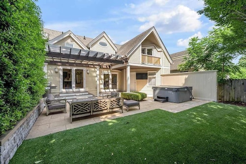 Hot Tub | Luxury | Patio | Fire Pit | Downtown