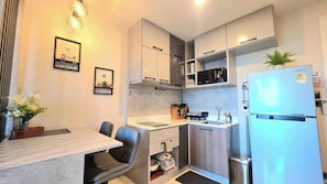 Réfrigérateur, micro-ondes, plaque de cuisson, grille-pain