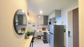 Réfrigérateur, four à micro-ondes, surface de cuisson, grille-pain