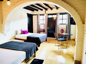 5 habitaciones, tabla de planchar con plancha, wifi y ropa de cama