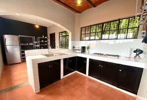 Een koelkast, een magnetron, een vaatwasser