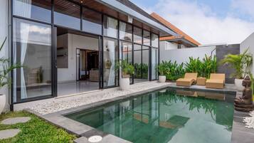 Outdoor pool, pool loungers