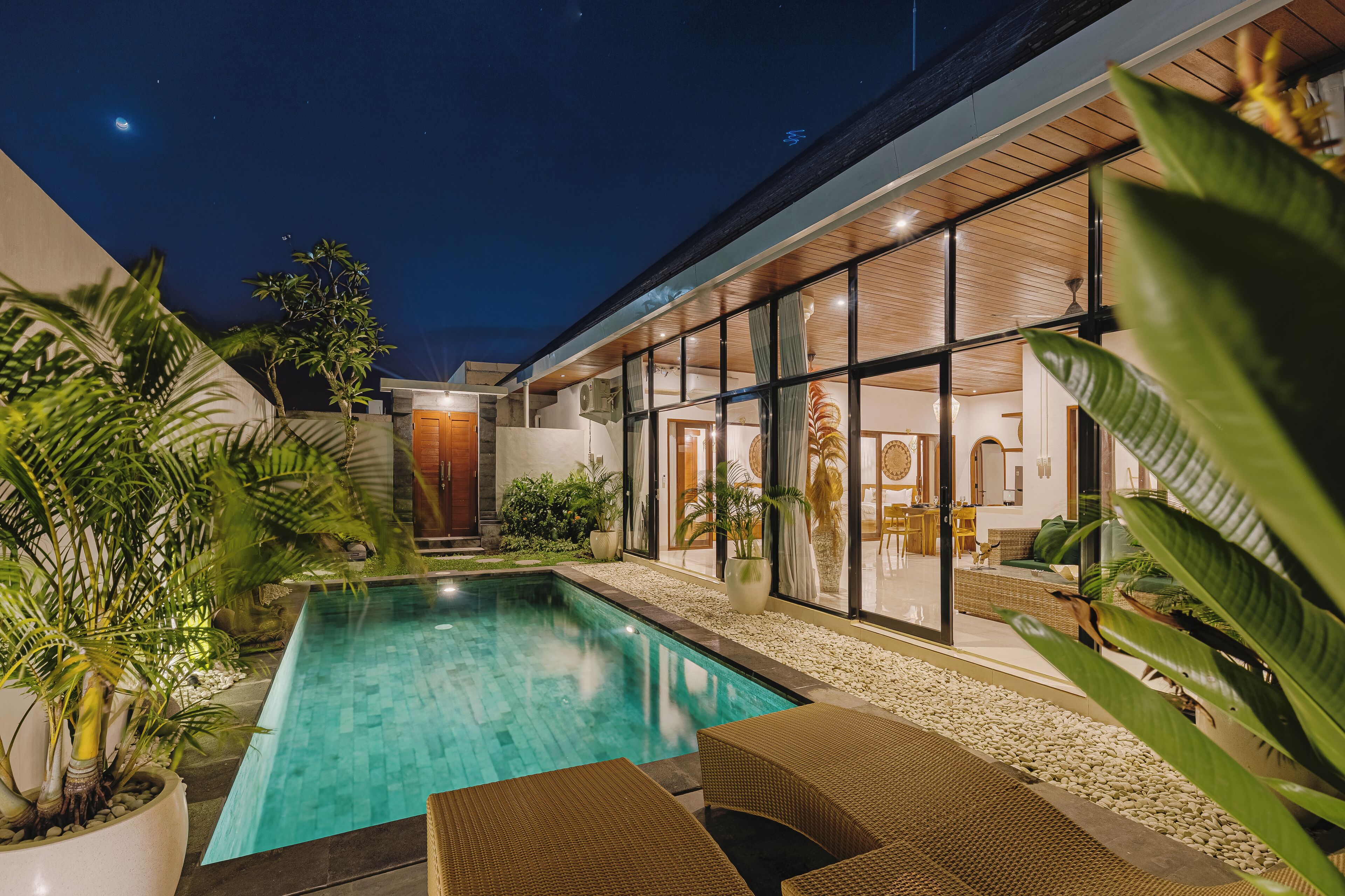 Piscina externa, espreguiçadeiras