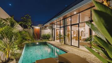 Piscina externa, espreguiçadeiras