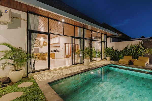 Outdoor pool, sun loungers - Arizona Villa by Betterplace (Cemagi)