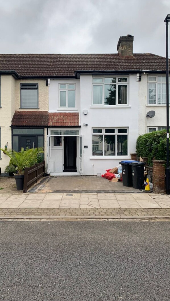Exterior - Enfield EN3, 5 Bed Full House, off Street Parking, massive Garden, large kitchen (Enfield)