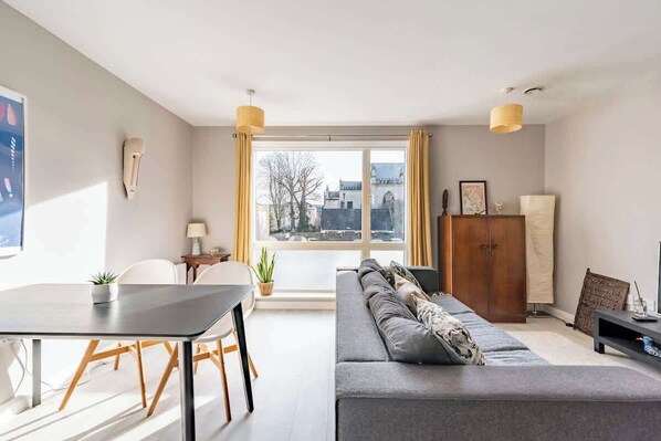 Een televisie en een kantoor