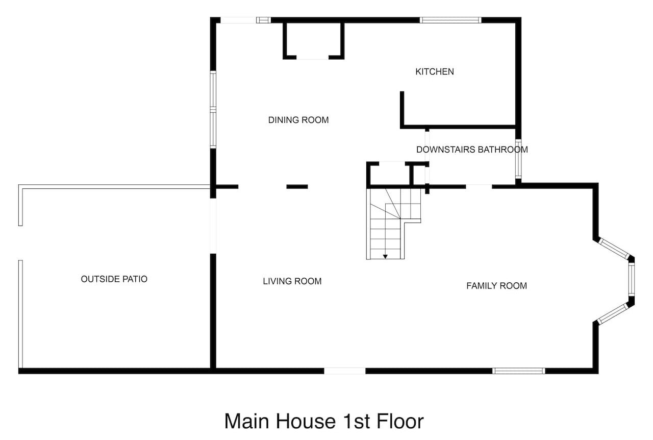 Plano de planta de una casa principal con comedor, cocina, sala de estar, sala familiar, patio exterior y baño en la planta baja.