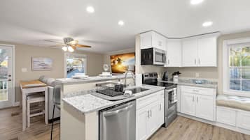 Geladeira, micro-ondas, fogão, cooktop