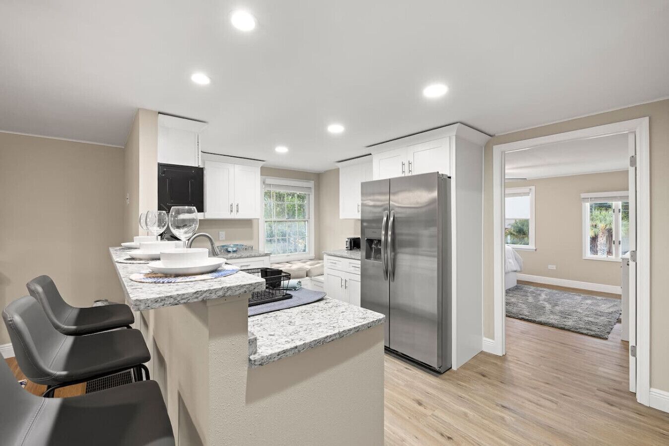 Een koelkast, een microgolfoven, een oven, een kookplaat