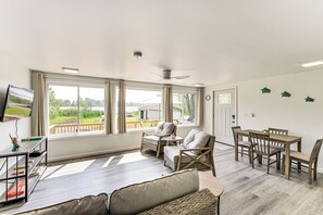 TV - Deck, Dock & Hot Tub: Lakeside Retreat in Michigan (Hartford)