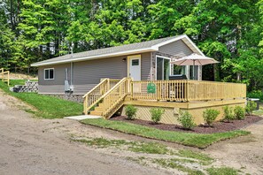 Exterior - Deck, Dock & Hot Tub: Lakeside Retreat in Michigan (Hartford)
