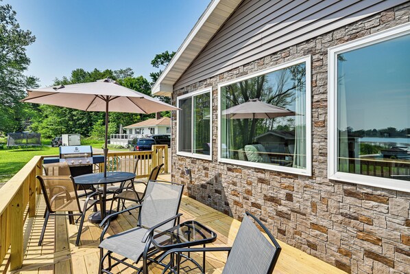 Outdoor dining - Deck, Dock & Hot Tub: Lakeside Retreat in Michigan (Hartford)