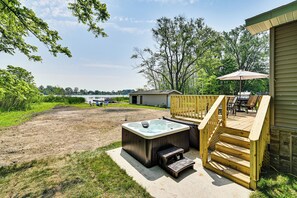 Terrace/patio - Deck, Dock & Hot Tub: Lakeside Retreat in Michigan (Hartford)