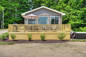 Terrace/patio - Deck, Dock & Hot Tub: Lakeside Retreat in Michigan (Hartford)