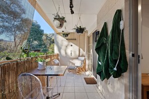 Outdoor dining - 3-Bed Apartment in Holiday Style Resort with Pool (Watson)