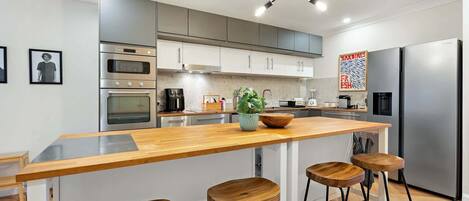 Réfrigérateur, four à micro-ondes, un four, surface de cuisson