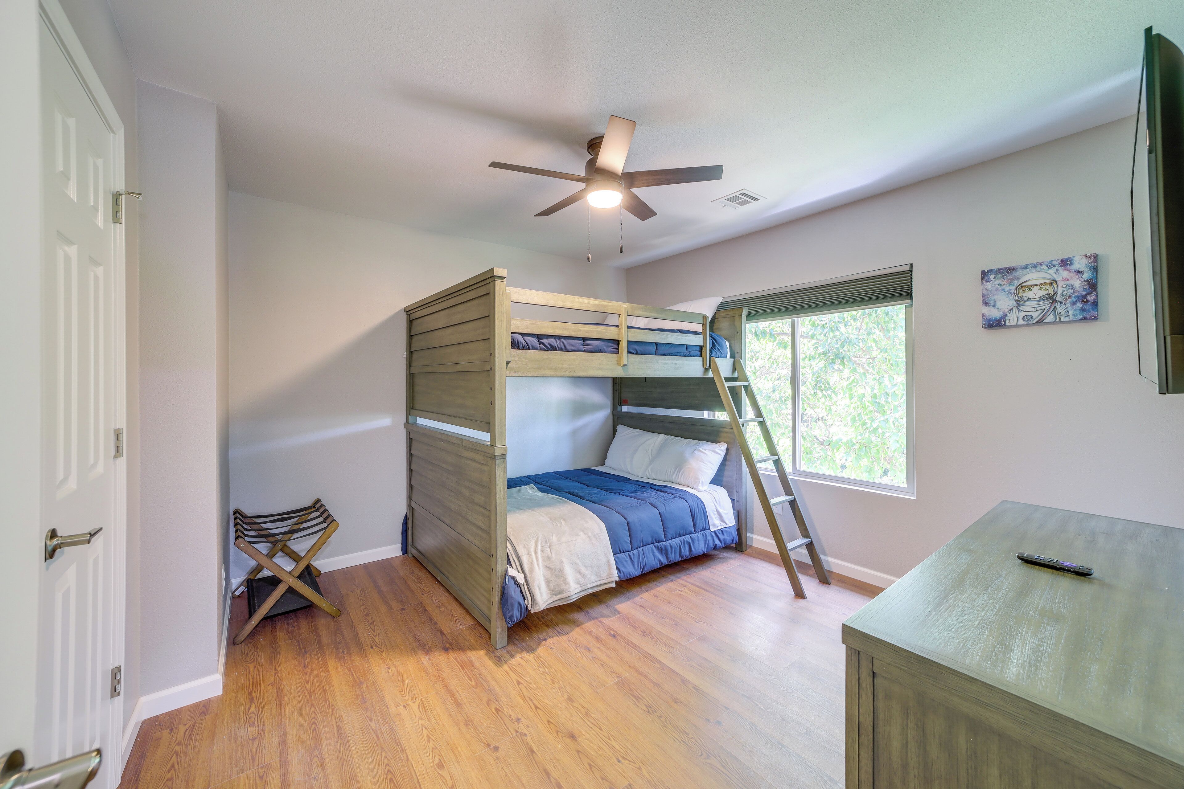 2 bedrooms, desk, iron/ironing board, WiFi