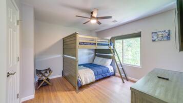 2 bedrooms, desk, iron/ironing board, WiFi