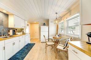 Kjøleskap, mikrobølgeovn, kokeplater og kaffetrakter/tekoker