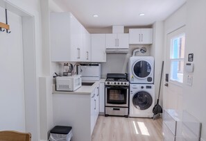 Een koelkast, een magnetron, een oven, een kookplaat