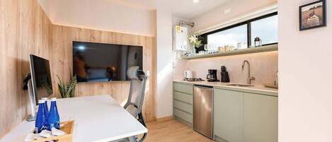 Mikrowelle, Wasserkocher mit Kaffee-/Teezubehör