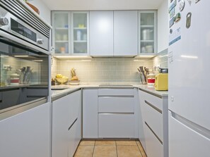 冷蔵庫、電子レンジ、食器洗い機、コーヒー / ティーメーカー